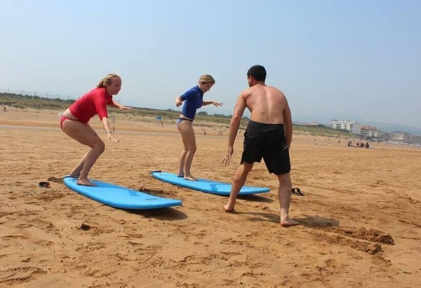 هتل Zarautz Beachside Surf Camp