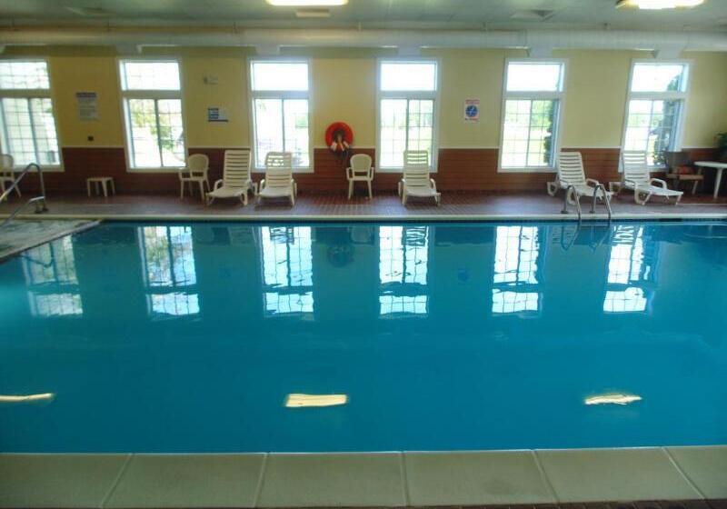 هتل American Inn And Suites Houghton Lake