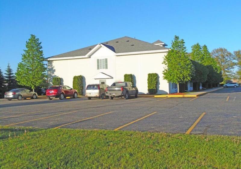 هتل American Inn And Suites Houghton Lake