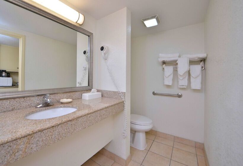 هتل Best Western Plus Holiday Sands Inn & Suites
