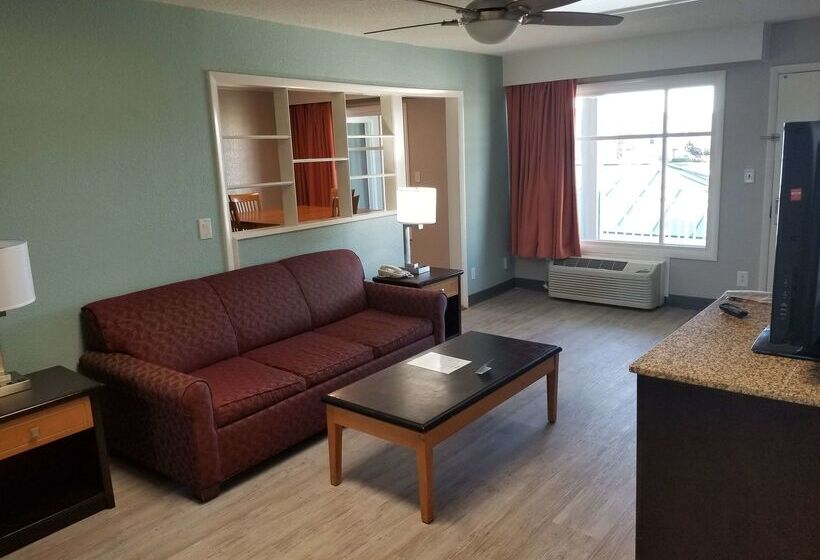 هتل Best Western Plus Holiday Sands Inn & Suites