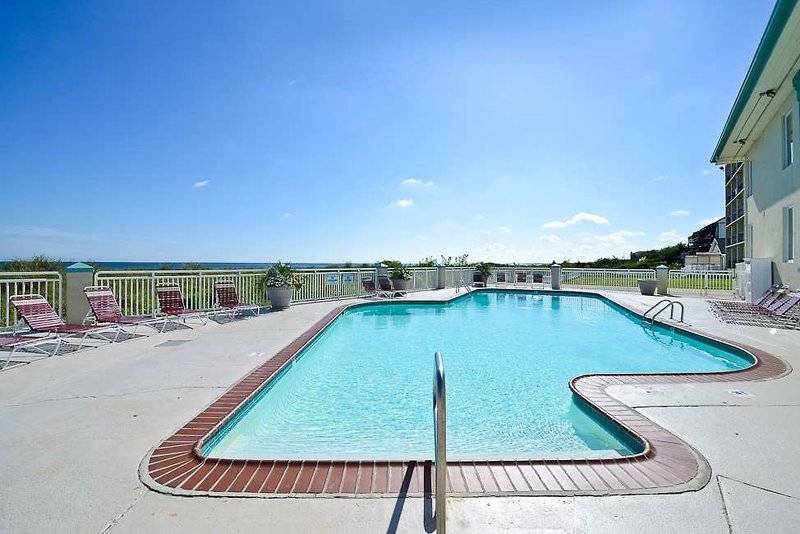 هتل Best Western Plus Holiday Sands Inn & Suites