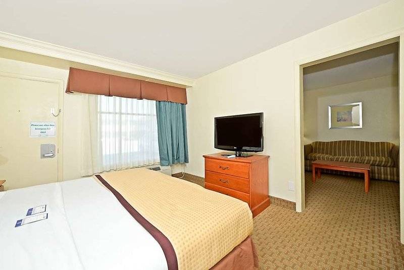 هتل Best Western Plus Holiday Sands Inn & Suites