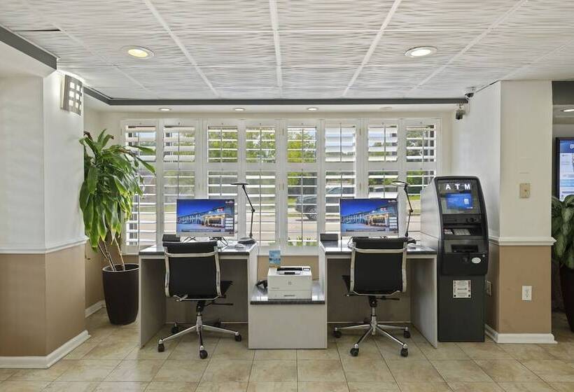 هتل Best Western Plus Holiday Sands Inn & Suites