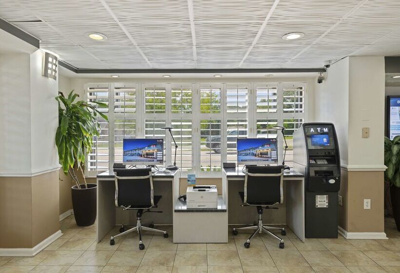 هتل Best Western Plus Holiday Sands Inn & Suites