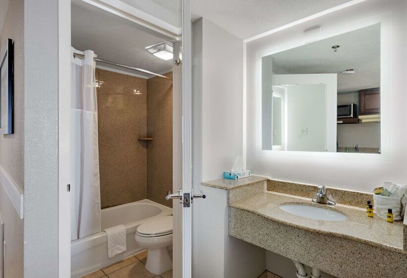 هتل Best Western Plus Holiday Sands Inn & Suites
