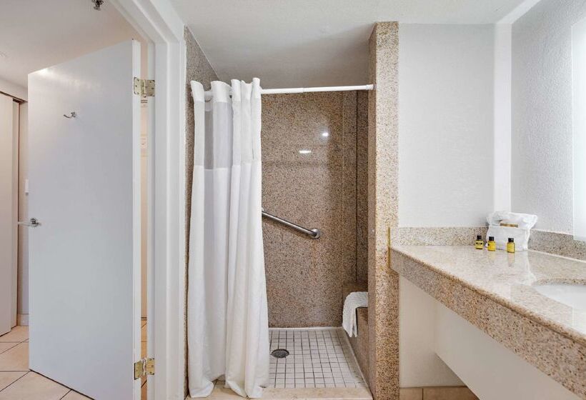 هتل Best Western Plus Holiday Sands Inn & Suites