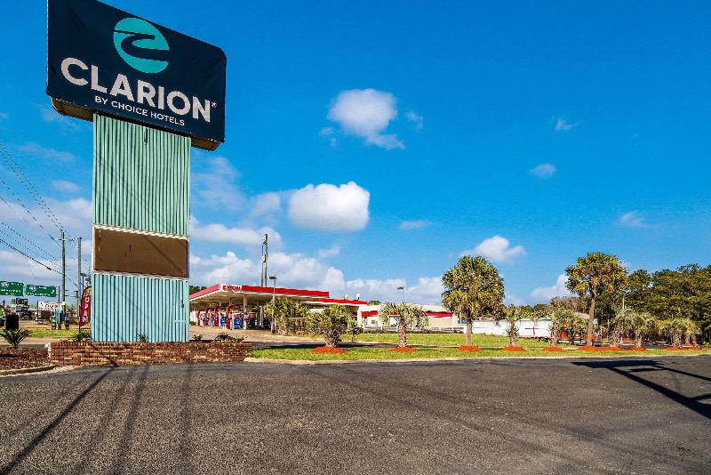 ホテル Clarion Inn & Suites