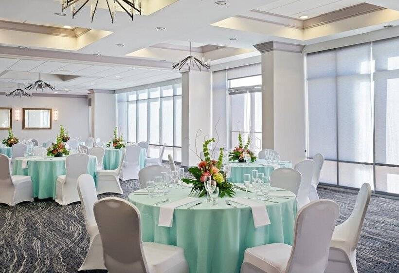 هتل Crowne Plaza Melbourne Oceanfront, An Ihg