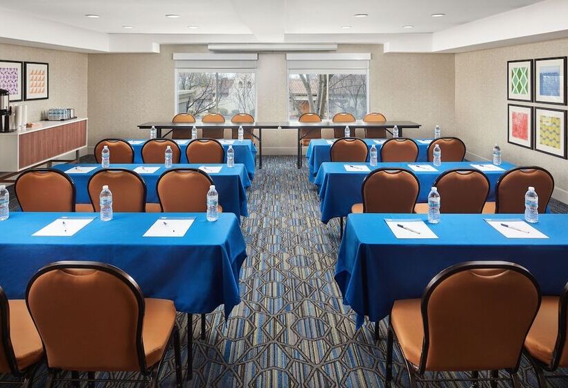 Holiday Inn Express Hotel & Suites Belmont, An Ihg
