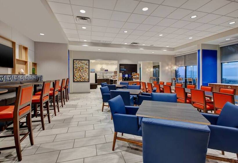 هتل Holiday Inn Express  & Suites Virginia Beach Oceanfront