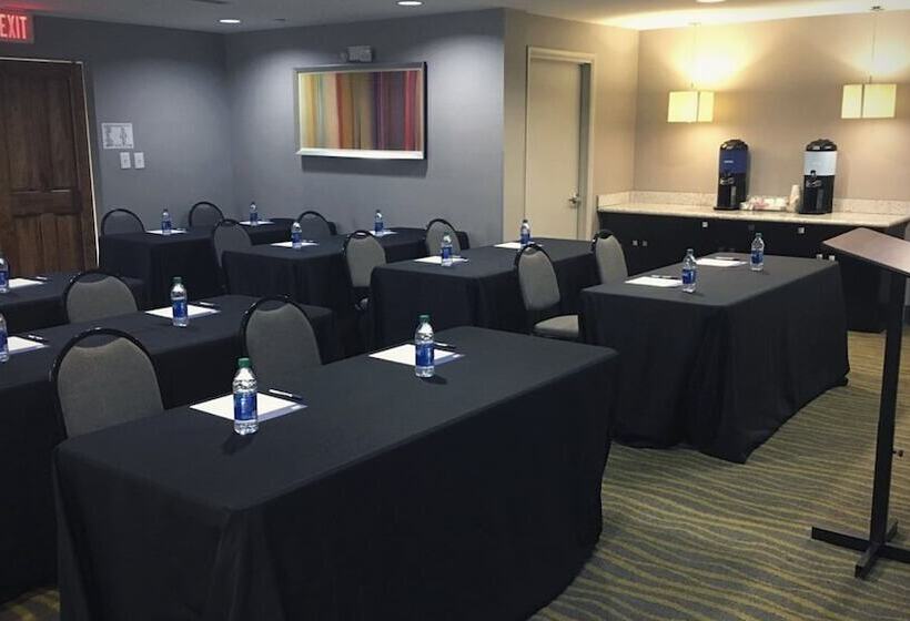 בית מלון כפרי Holiday Inn Express & Suites Jackson Downtown   Coliseum, An Ihg