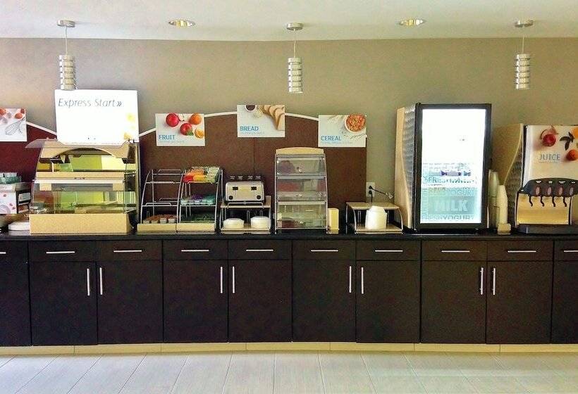 בית מלון כפרי Holiday Inn Express & Suites Jackson Downtown   Coliseum, An Ihg