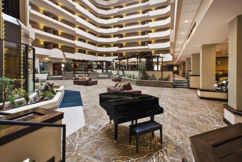 هتل Holiday Inn Rapid City   Rushmore Plaza, An Ihg