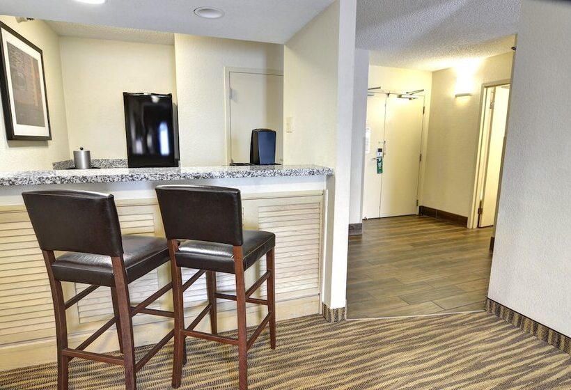 هتل Holiday Inn St. Petersburg N   Clearwater, An Ihg