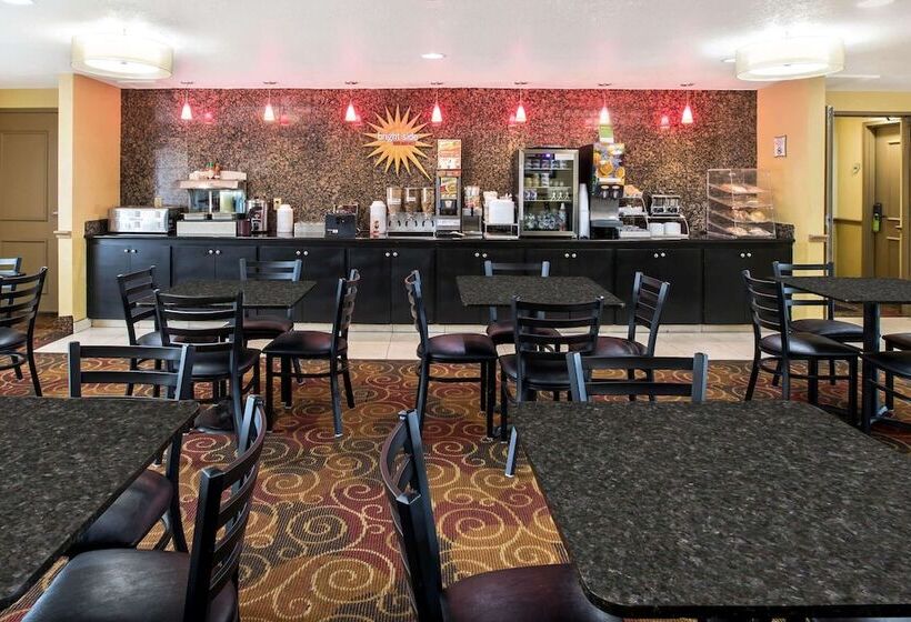 هتل La Quinta Inn & Suites By Wyndham Salina