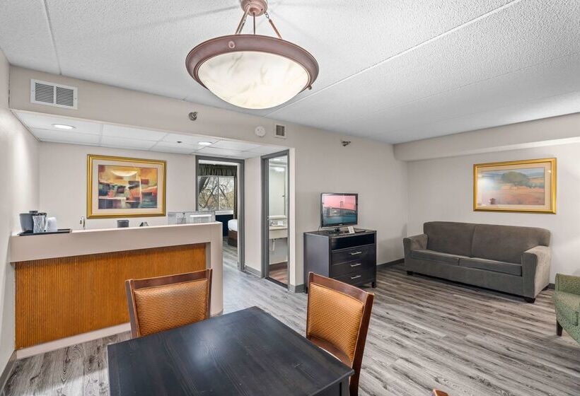 هتل Quality Inn & Suites Mall Of America  Msp Airport