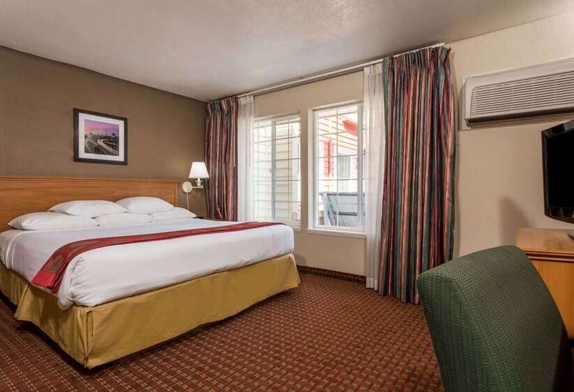 هتل Ramada By Wyndham Portland