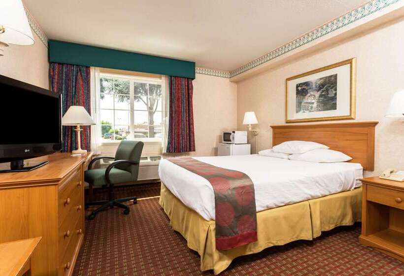 Hotel Ramada By Wyndham Portland