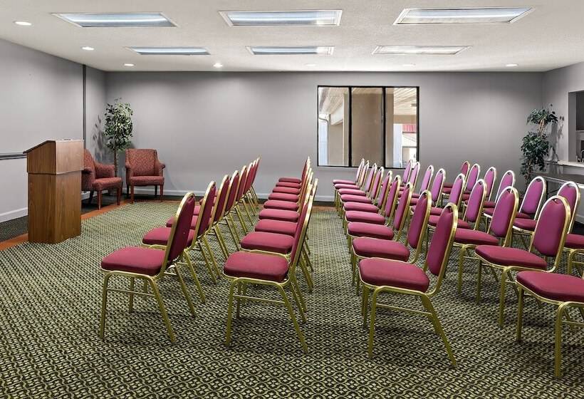 هتل Red Roof Inn & Suites Monroe, Nc