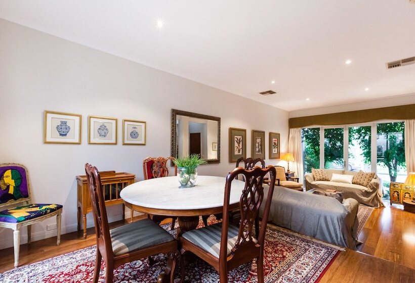 Jasmine, 2bdr Port Melbourne House