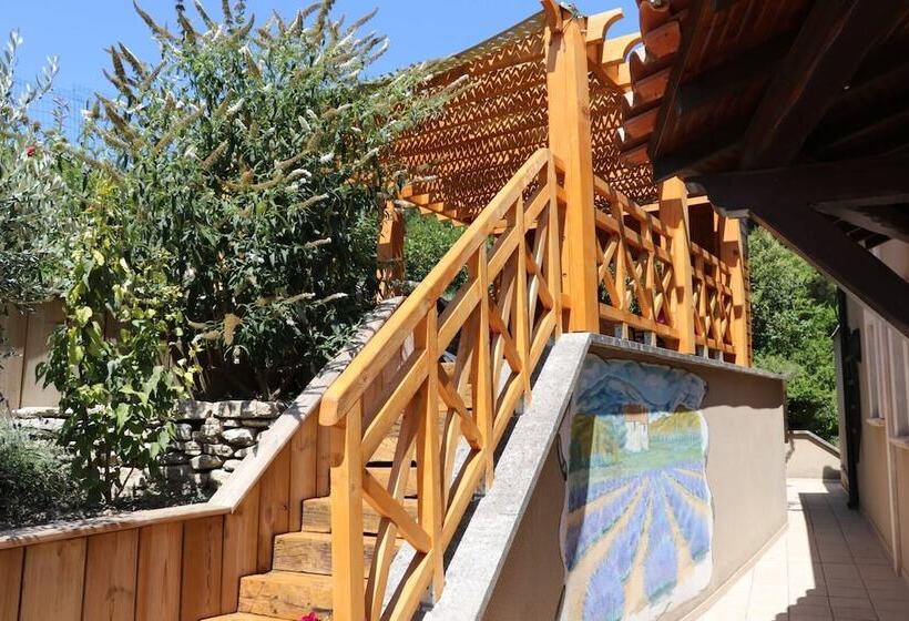 تختخواب و صبحانه Domaine Les Gendalis