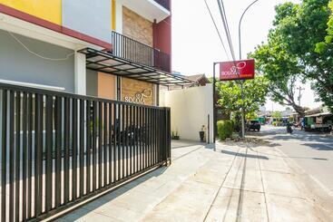 پانسیون Reddoorz Syariah Near Purwosari Train Station