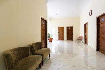 پانسیون Reddoorz Syariah Near Purwosari Train Station