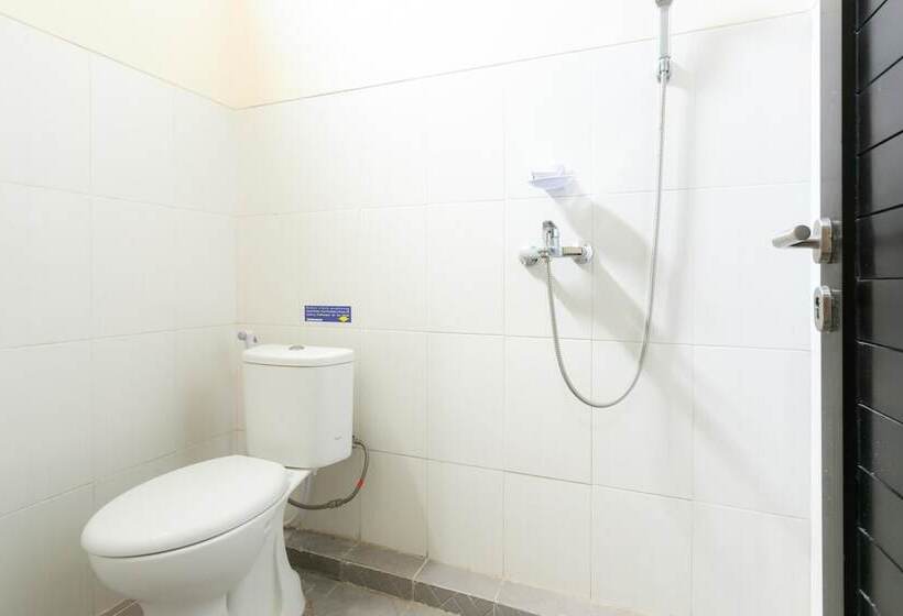 پانسیون Reddoorz Syariah Near Purwosari Train Station