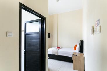 پانسیون Reddoorz Syariah Near Purwosari Train Station