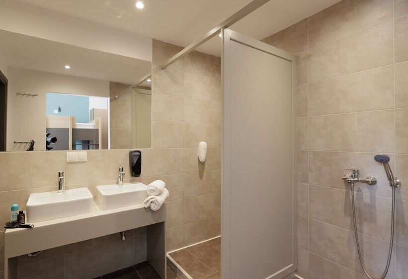 Local Hostel & Suites