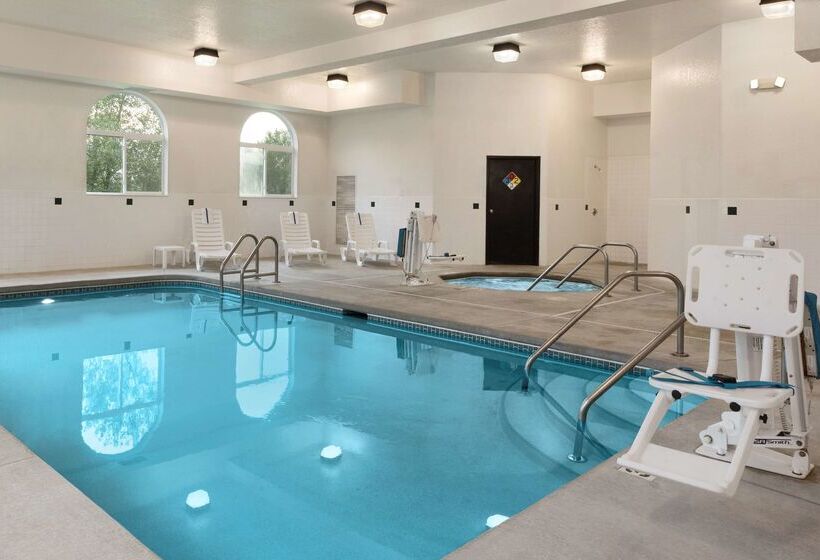 هتل Country Inn & Suites By Radisson, Cedar Rapids Airport, Ia