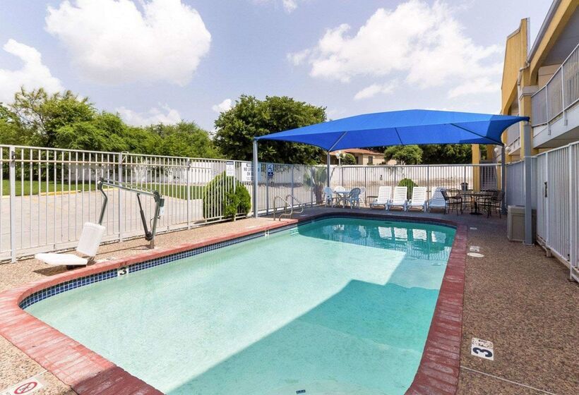 Отель Econo Lodge Inn & Suites Downtown Northeast Near Fort Sam Houston