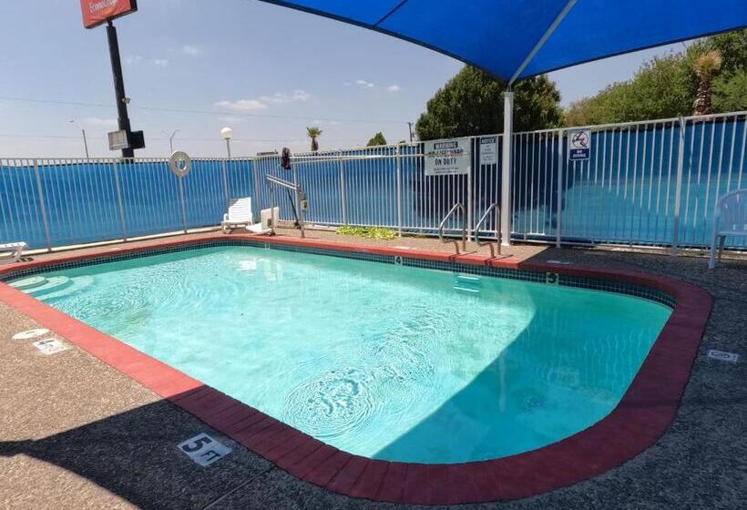 Отель Econo Lodge Inn & Suites Downtown Northeast Near Fort Sam Houston