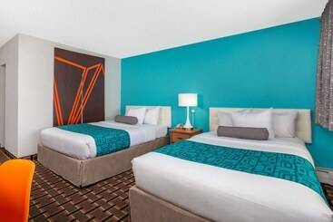 هتل Howard Johnson By Wyndham Colorado Springs