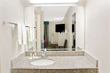 هتل Howard Johnson By Wyndham Houston Heights/downtown