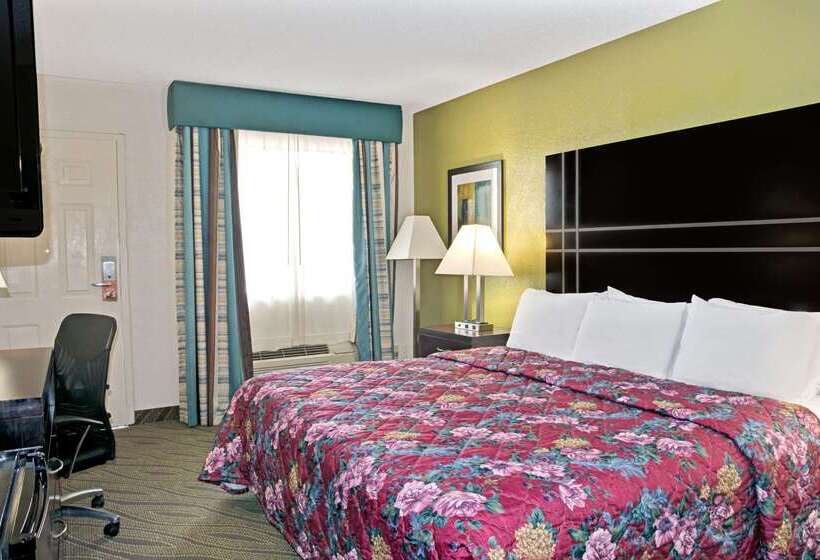 هتل Howard Johnson By Wyndham Houston Heights/downtown