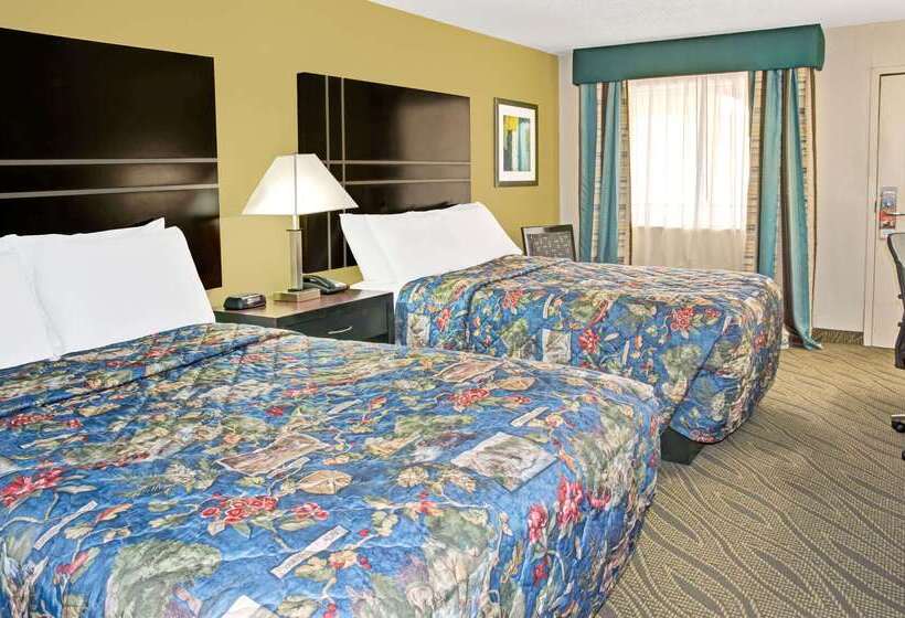 هتل Howard Johnson By Wyndham Houston Heights/downtown