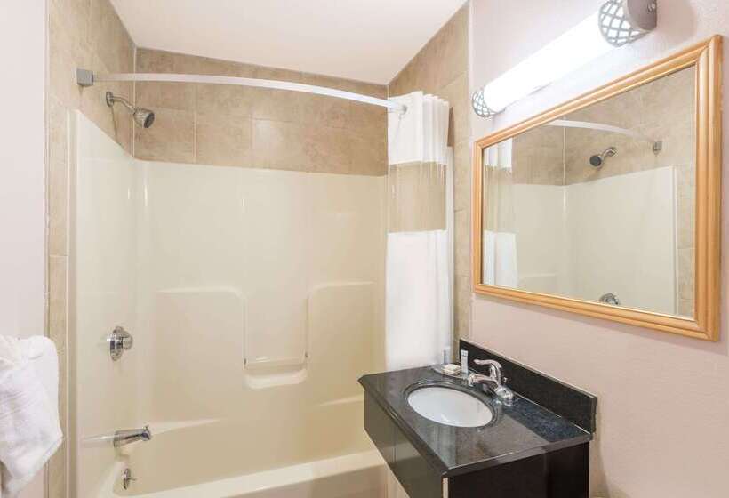 هتل Howard Johnson By Wyndham Springfield