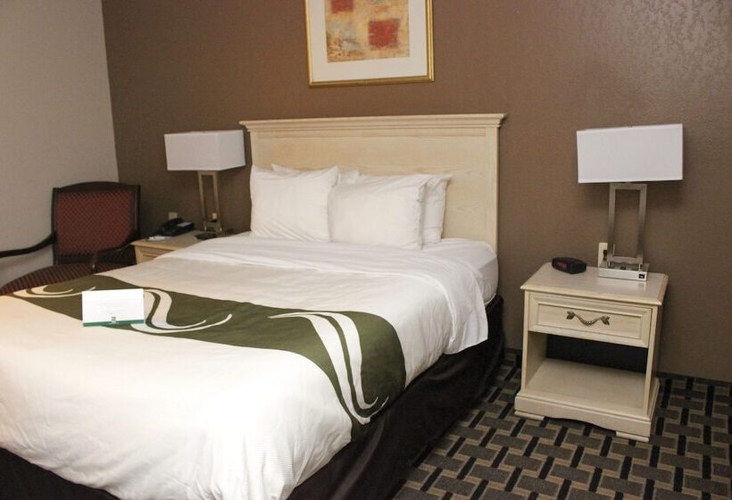 هتل Quality Inn & Suites Detroit Metro Airport