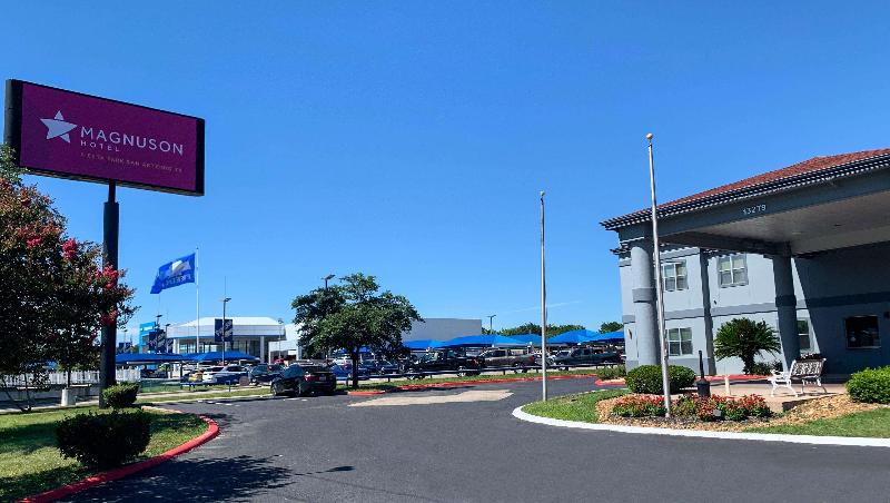 هتل Quality Inn & Suites I 10 Near Fiesta Texas