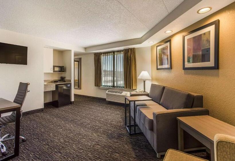 هتل Quality Suites Milwaukee Airport