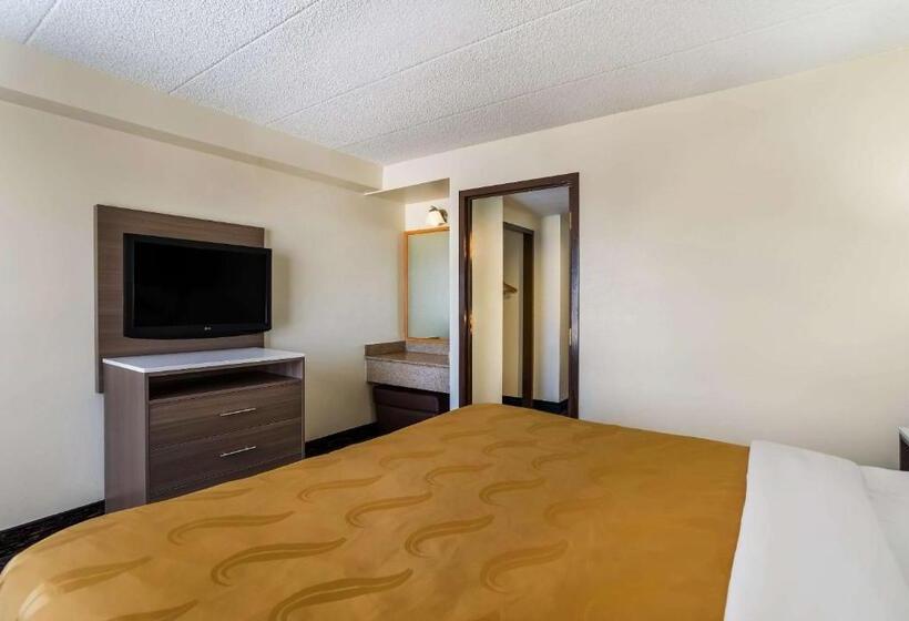 هتل Quality Suites Milwaukee Airport