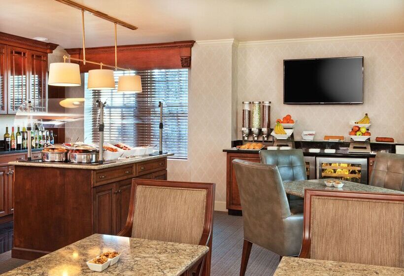 هتل Roanoke & Conference Ctr, Curio Collection By Hilton