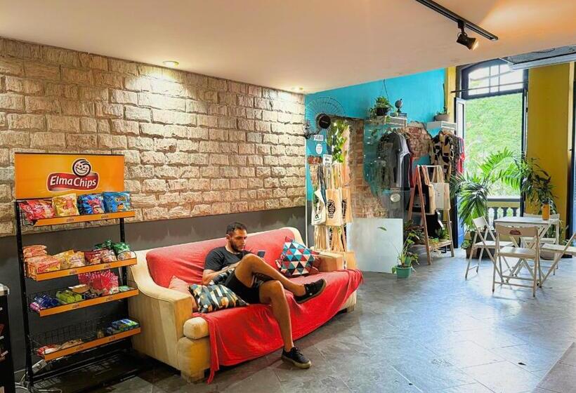 Por El Mundo Hostel