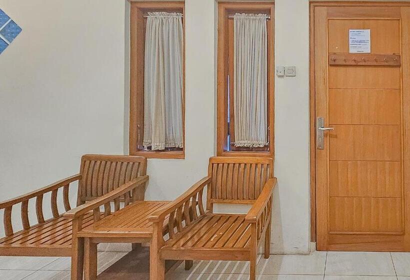 Отель Reddoorz Near Alun Alun Cianjur