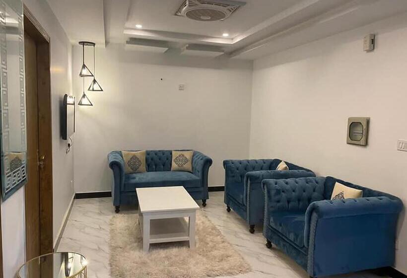 پانسیون The Family Den