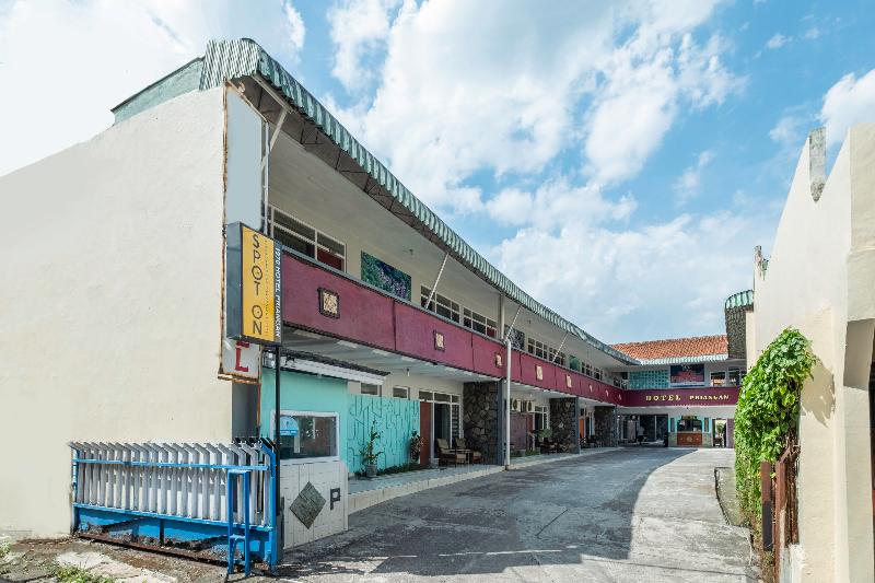 Spot On 1970 Hotel Priangan