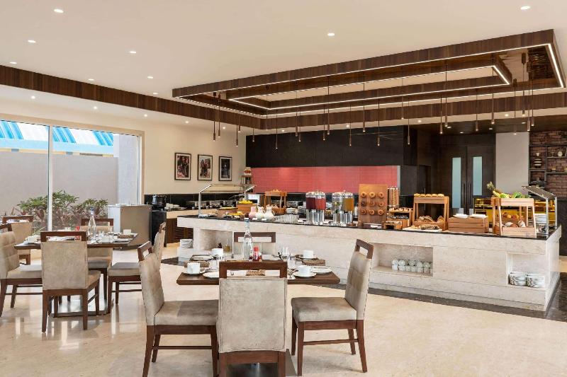 호텔 Ramada By Wyndham Gandhidham Shinay