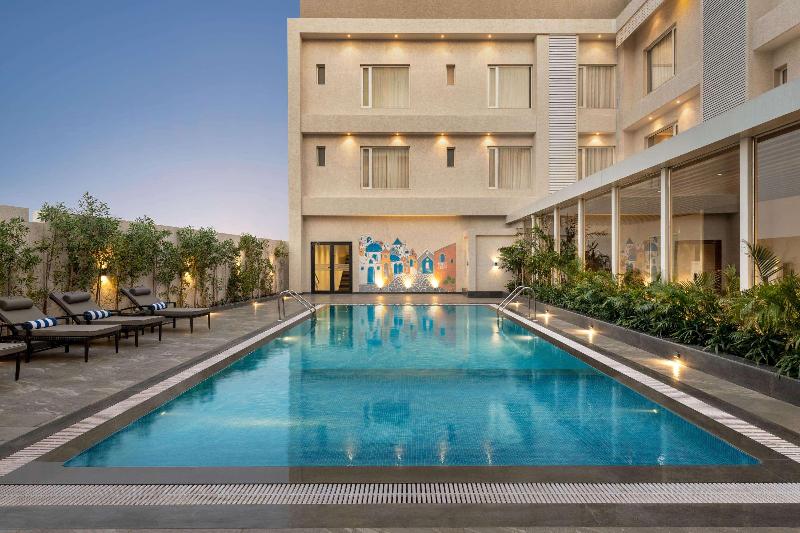 호텔 Ramada By Wyndham Gandhidham Shinay